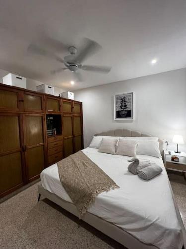 a bedroom with a large white bed with a ceiling at Apartamento en el Corazón de Boquete in Boquete