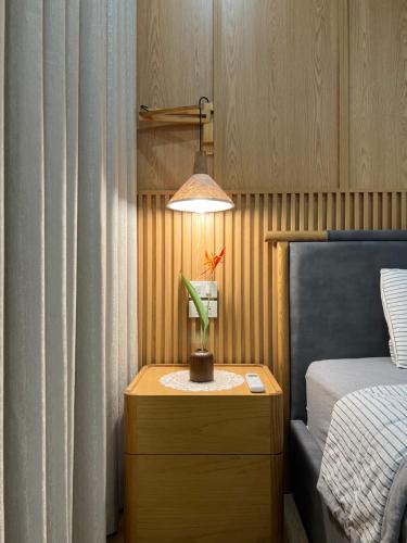 Un dormitorio con una cama y una mesa con una planta. en AnAn Sweethome Penhouse Duplex near Bát Tràng, en HÆ°ng YÃªn