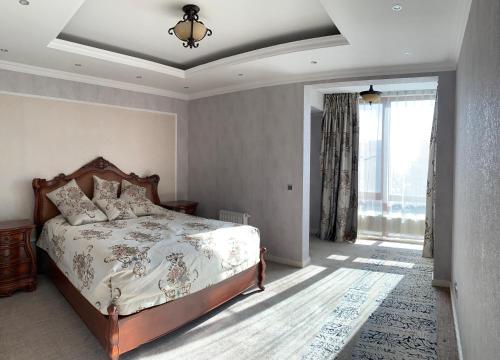 Een bed of bedden in een kamer bij Times Square/Rivergarden Serenity: Spacious & Versatile Condo with Mountain Views