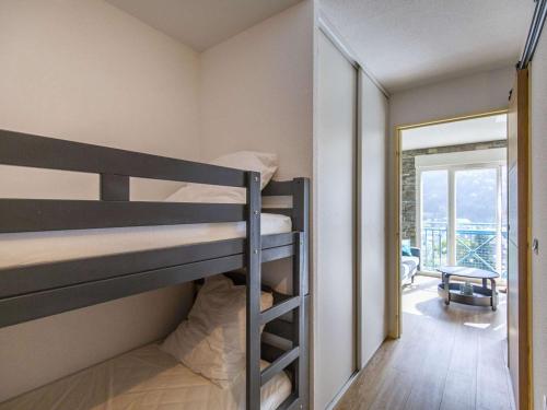 Cette chambre dispose de lits superposés, de 2 lits superposés et d'un balcon. dans l'établissement T2 rénové avec parking proche centre et télécabine - FR-1-401-267, à Cauterets