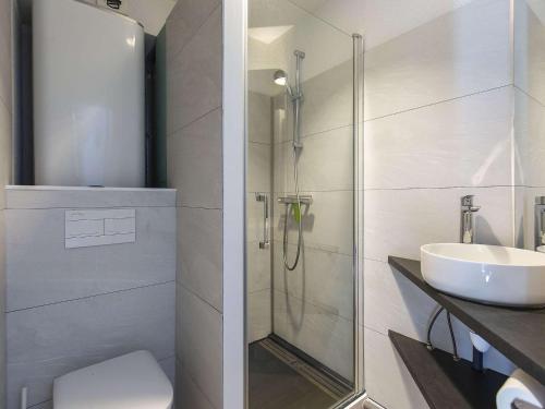 une salle de bain avec une douche, des toilettes et un lavabo dans l'établissement T2 rénové avec parking proche centre et télécabine - FR-1-401-267, à Cauterets