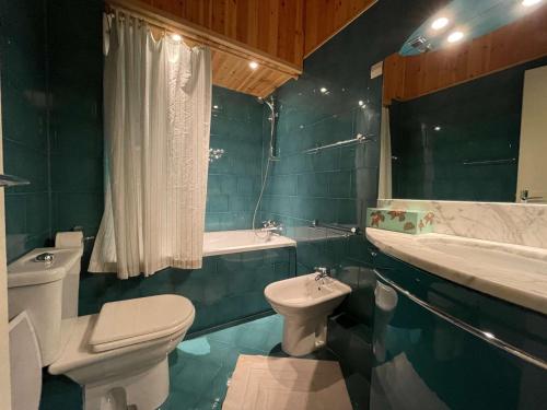 a bathroom with a toilet and a sink and a bath tub at Appartement pour 9 pers à Montgenèvre, WIFI, parking privé - FR-1-330D-133 in Montgenèvre