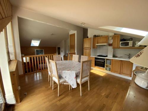 Photo de la galerie de l'établissement Charmant duplex à Arêches-Beaufort, 3 ch, balcon, proche ski et commerces, Wifi, parking - FR-1-342-305, à Beaufort