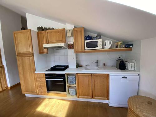 Photo de la galerie de l'établissement Charmant duplex à Arêches-Beaufort, 3 ch, balcon, proche ski et commerces, Wifi, parking - FR-1-342-305, à Beaufort