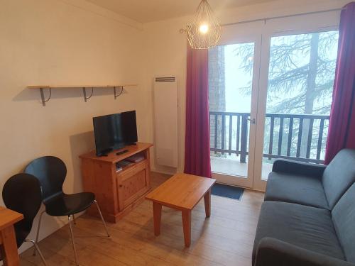 Photo de la galerie de l'établissement Appartement rénové 2 pièces pour 2-4 personnes, idéalement situé à Modane, accès direct aux pistes - FR-1-265-339, à Modane