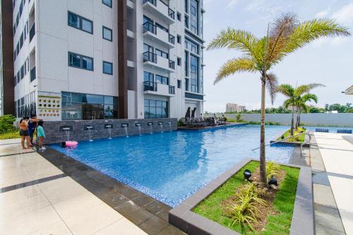 Der Swimmingpool an oder in der Nähe von OMP T1-6H, Beach & Pool Access, Near Airport, Fast Wifi, Netflix