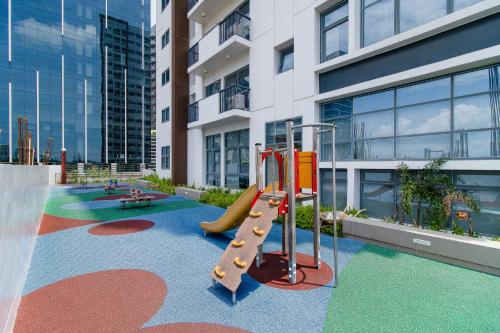 Der Swimmingpool an oder in der Nähe von OMP T1-6H, Beach & Pool Access, Near Airport, Fast Wifi, Netflix