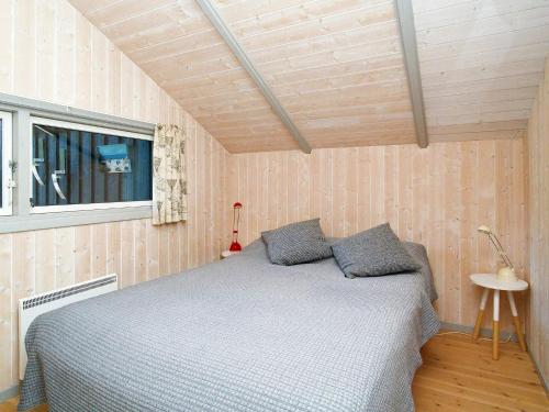 1 dormitorio con cama y ventana en Holiday home Græsted XI, en Græsted