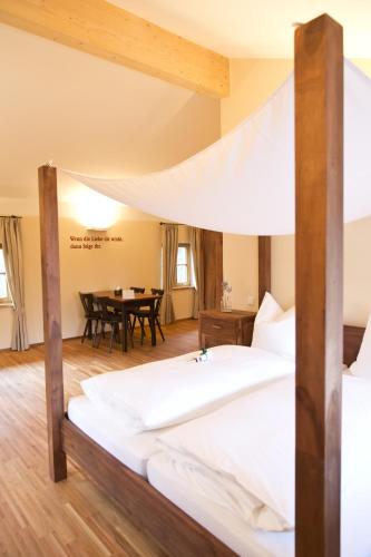 two beds in a room with a table at Gasthaus Murauer in Simbach am Inn