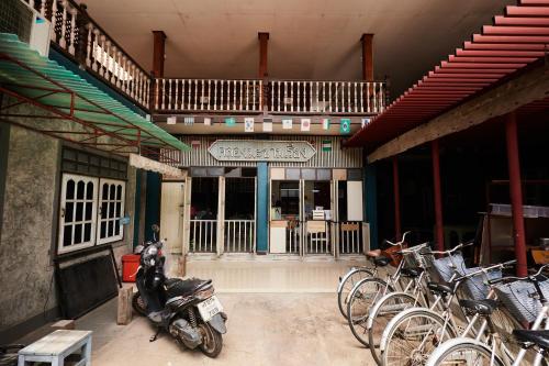 un grupo de bicicletas estacionadas frente a un edificio en Chommuang Guest House, en Phra Nakhon Si Ayutthaya