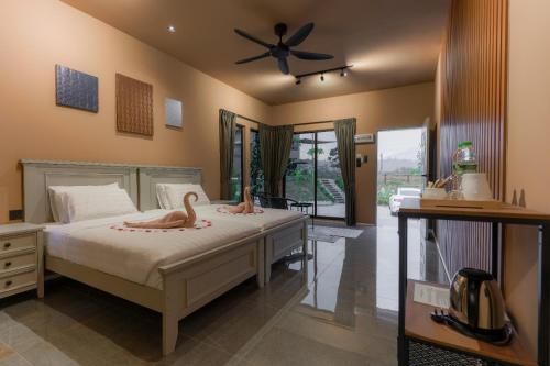 Schlafzimmer mit einem Bett und einem Deckenventilator in der Unterkunft The Hillock @ Hulu Tamu in Batang Kali