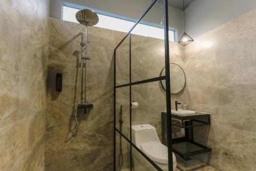 y baño con ducha y aseo. en The Hillock @ Hulu Tamu, en Batang Kali