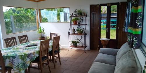 ein Wohnzimmer mit einem Tisch und einem Sofa in der Unterkunft Le Tranquillou in La Plaine des Cafres