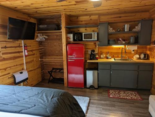 Cabaña con cocina con nevera roja. en Red Barn Retreat en North Fork