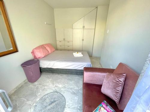 Habitación pequeña con cama y sofá en Casa Mía, en Piura