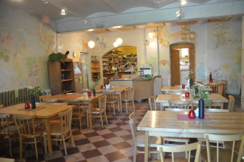 Krimuldas Muiža في سيغولدا: مطعم بطاولات وكراسي خشبية في الغرفة