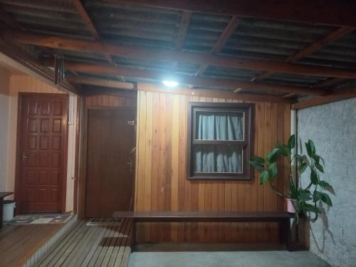 a room with a window and a wooden wall at Pousada do centro Vino & Leta in Grão Pará
