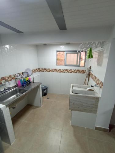 una pequeña cocina con fregadero y encimera en Apartamento Central en Ibagué