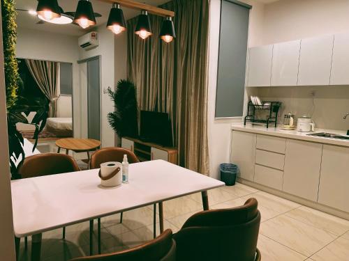 cocina y comedor con mesa y sillas en Stylish 2 Bedroom Apartment by Thirteen Residence at ITCC Manhattan suites TR09 en Donggongon