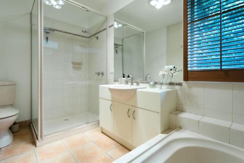 y baño con lavabo, ducha y aseo. en Baringa House, en Shoreham