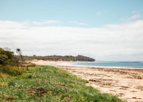 a sandy beach with the ocean in the background at Baringa House in Shoreham