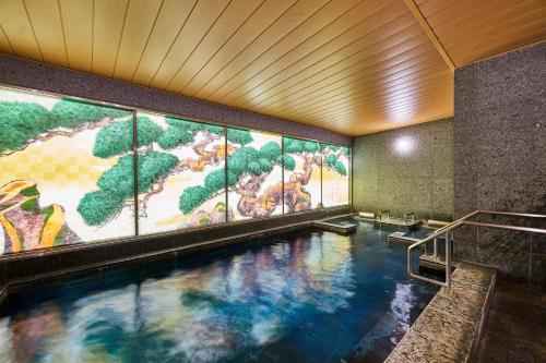 una piscina con un dipinto sul muro di Daiwa Roynet Hotel Nara Natural Hot Spring a Nara