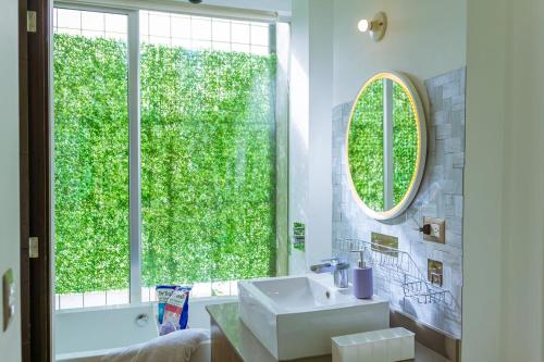 ein Badezimmer mit Waschbecken und großem Fenster in der Unterkunft Apartamento a unas cuadras de Condado Concepción Carretera a El Salvador in Guatemala