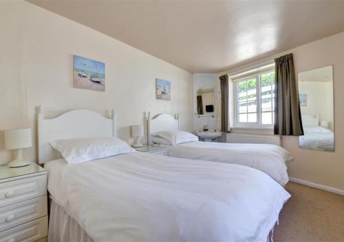 プスヘリにあるGorwelの白いベッドルーム(ベッド2台、窓付)