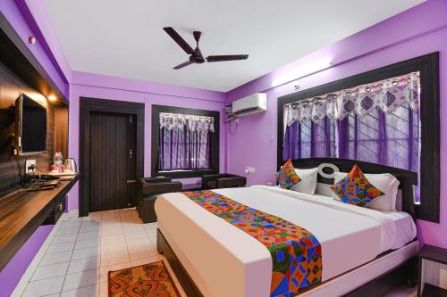 プリーにあるFabHotel Bollywood 2.0の紫の壁のベッドルーム1室(大型ベッド1台付)