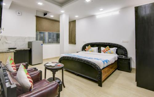 ein Schlafzimmer mit einem Bett und ein Wohnzimmer in der Unterkunft OYO 78876 The Premium Villa in Neu-Delhi