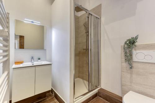 une salle de bain avec douche et lavabo dans l'établissement The Typical Parisian Flat - Louvre Royal - Paris 1, à Paris