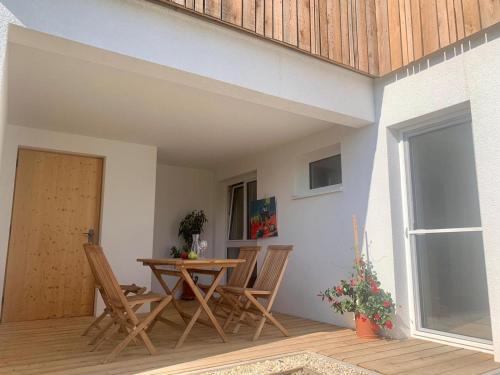 Zimmer mit einem Tisch und Stühlen auf einer Terrasse in der Unterkunft Appartement Naturbunt in Söll