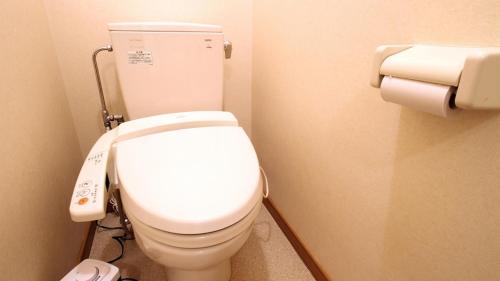 ein Badezimmer mit einem weißen WC in einer Kabine in der Unterkunft Hotel Tsustujisou in Kitami
