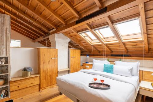 Ένα ή περισσότερα κρεβάτια σε δωμάτιο στο SaffronStays Hydrangea Hill, Mukteshwar