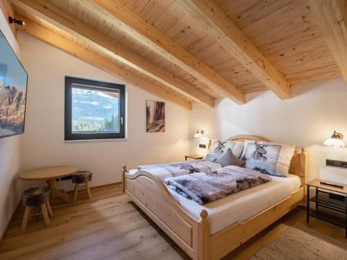 - une chambre avec un lit et un plafond en bois dans l'établissement Apart Plan B, à Prama