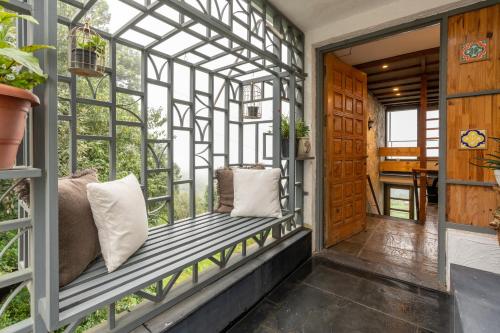 Κήπος έξω από το SaffronStays Hydrangea Hill, Mukteshwar