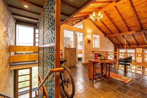 Φωτογραφία από το άλμπουμ του SaffronStays Hydrangea Hill, Mukteshwar σε Kāthgodām