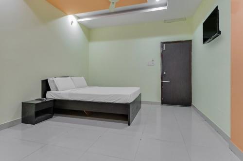 Ein Bett oder Betten in einem Zimmer der Unterkunft SPOT ON Pratham Residency