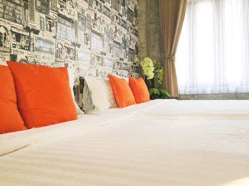 En eller flere senge i et værelse på Laemsing Whitehouse Resort