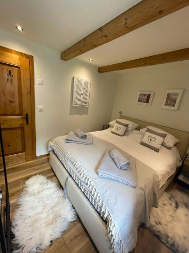 a bedroom with a bed with towels on it at Nid de Moineau (Sparrow's Nest) in Versegeres 