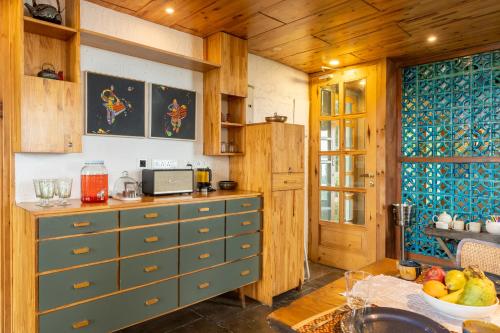 Η κουζίνα ή μικρή κουζίνα στο SaffronStays Hydrangea Hill, Mukteshwar