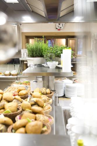 a kitchen with a bunch of food on display at Gasthaus Murauer in Simbach am Inn