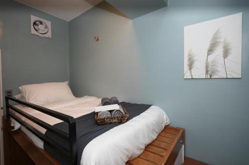 Tempat tidur dalam kamar di Erwanos Crib 2 Bedroom Condo with Balcony