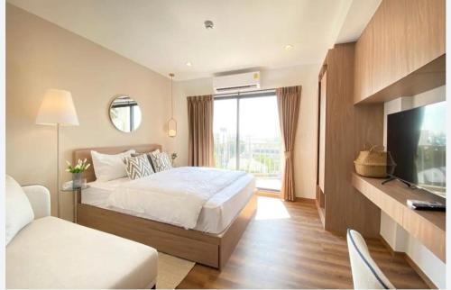 um quarto de hotel com uma cama e uma televisão em Lahabana Resort em Hua Hin