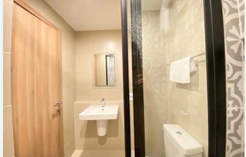 een badkamer met een wastafel, een toilet en een douche bij Lahabana Resort in Hua Hin