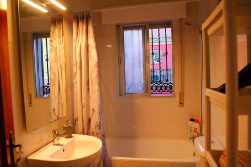 y baño con lavabo, aseo y bañera. en Villa Ahumor Apartamento entero 20 m Sevilla -6pax, en Dos Hermanas