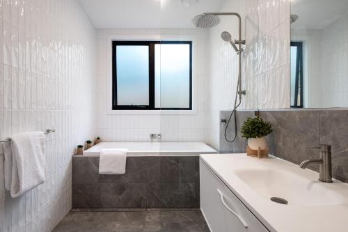 Koupelna v ubytování Wynvale Cottage Hepburn -3 bedroom, dog friendly