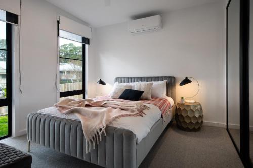- une chambre avec un lit et une grande fenêtre dans l'établissement Wynvale Cottage Hepburn, à Hepburn