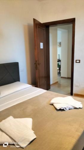 een slaapkamer met een bed met twee handdoeken erop bij Apartment Montanelli in Pisa