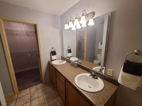 a bathroom with two sinks and a large mirror at Heart of Branson Reunions in Branson